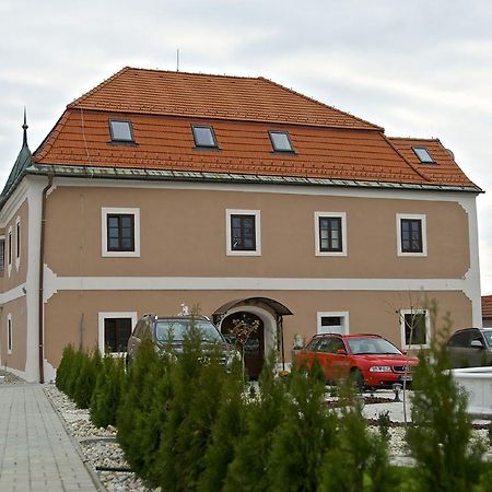 Kastiel Ottlyk Hotel Banovce nad Bebravou Exterior photo