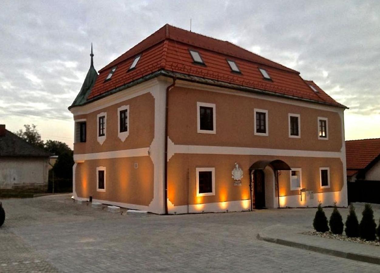 Kastiel Ottlyk Hotel Banovce nad Bebravou Exterior photo